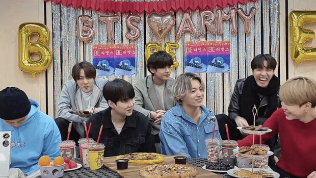 Фото №1 - Сюрприз для АРМИ: BTS провели совместный лайвстрим 🤩