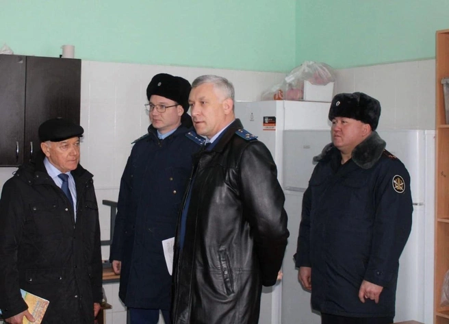 Нуржигит Бикбау — крайний справа | Источник: Уполномоченный по правам человека в Оренбургской области / t. me