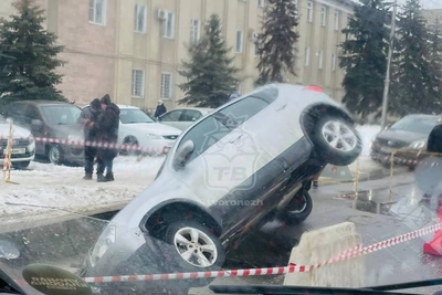 В Воронеже машина провалилась в яму из-за аварии на коллекторе