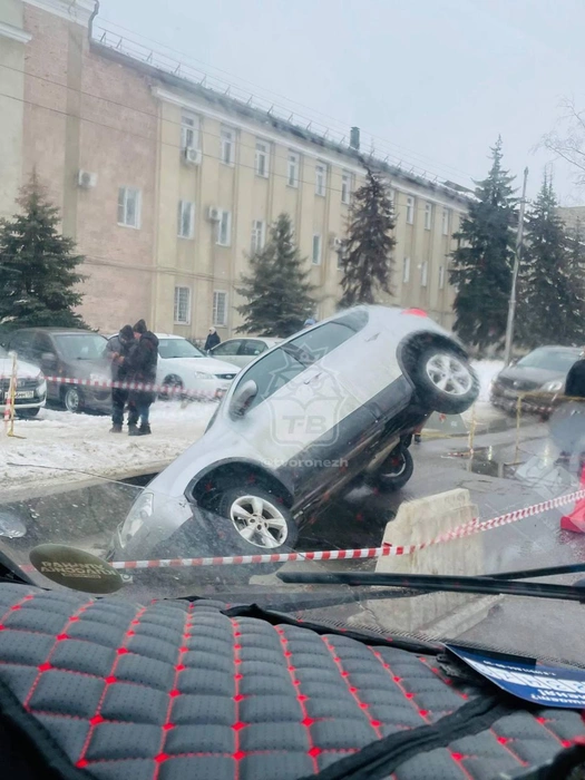Женщина-водитель чудом не пострадала | Источник: «Типичный Воронеж» / t.me/typicalvoronezh