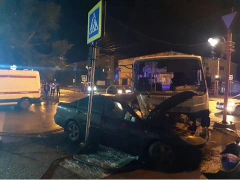 Машина получила наибольшие повреждения, у автобуса разбито лобовое стекло | Источник: МВД по Красноярскому краю