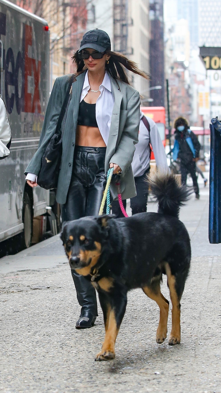 Узнайте, как изящно и стильно носить мужской пиджак, поучившись у Эмили Ратаковски! Главные секреты образа дня только для вас! Look дня: учимся носить мужской пиджак как Эмили Ратаковски