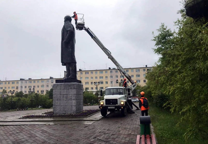 В Магадане на памятник Ленину установили шипы для отпугивания птиц и он стал похож на панка (фото) | Источник: Мэрия Магадана