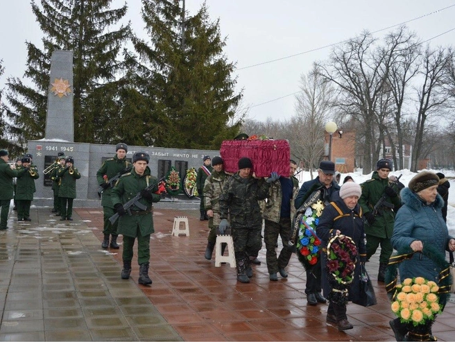 Церемония прощания с погибшим в СВО жителем города Шихан Василия Сукманова | Источник: Антон Лещенко / Telegram