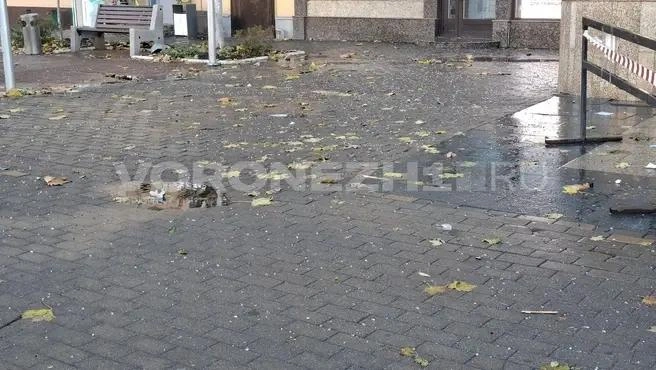 Осколки стёкол на тротуарах Воронежа | Источник: Алёна Воропаева / Voronezh1.ru