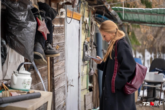 Когда-то в доме Иван жил с женой. Он говорит, что супруга после пропажи сына стала выпивать, и он ее выгнал | Источник: Илья Чикотин / 72.RU