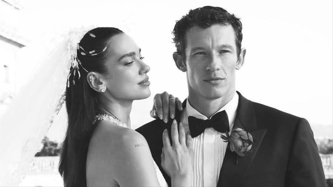 Кутюрное платье Chanel и фата с перьями: первые фото красивой свадьбы Дуа Липы