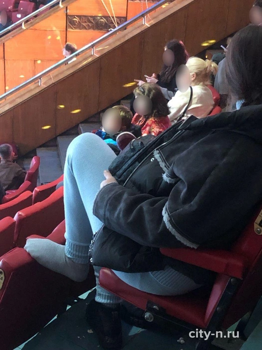 Сотрудник цирка подошел и сделал замечание, после чего ноги были убраны | Источник: City-n.ru