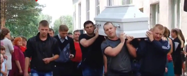 Девушку хоронили в белом свадебном платье в закрытом гробу | Источник: Яна Титова. Вечная память / VK
