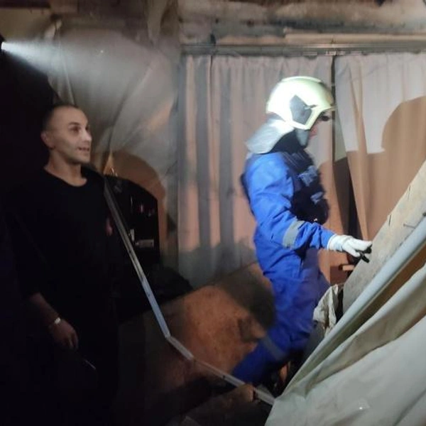 Спасатели приходят на помощь в любых нестандартных ситуациях. Здесь, к примеру, ребята разбирают завалы в квартире на Воронежской, где обрушились потолочные перекрытия | Источник: архив поисково-спасательного отряда Самары