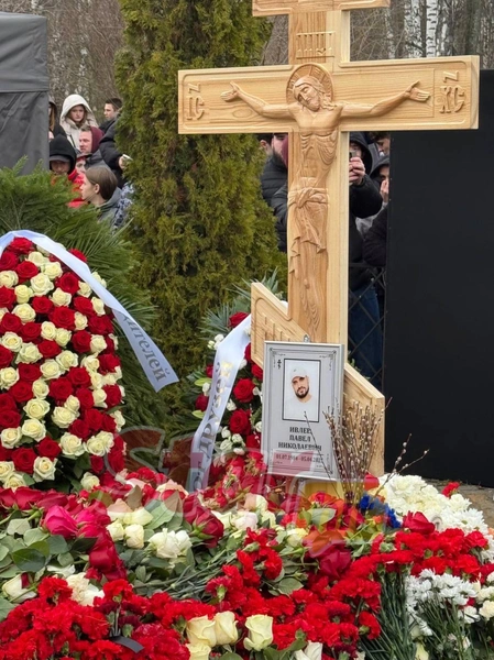 Сейчас на могиле рэпера установлен деревянный крест