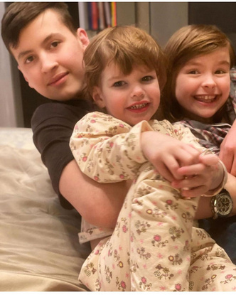 Дети Алисы: Алексей Казьмин с сестрами Алисой и Есенией
