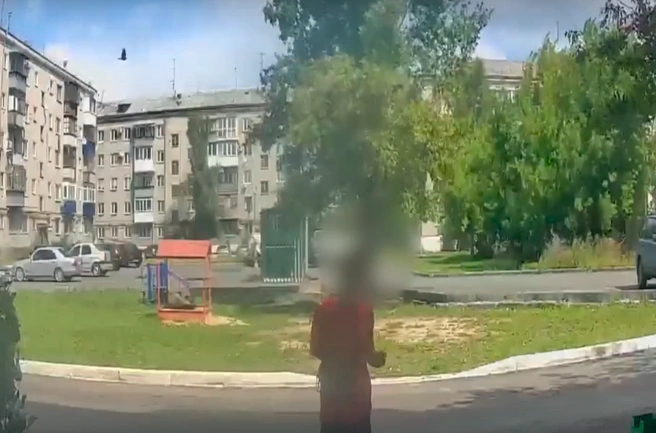 Скриншот видео с моментом падения шифера на ребёнка | Источник: информагентство Ura.ru