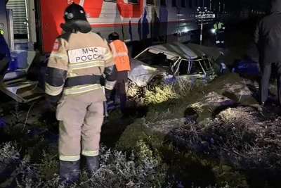Поезд Адлер-СПб столкнулся с автомобилем в Ростовской области