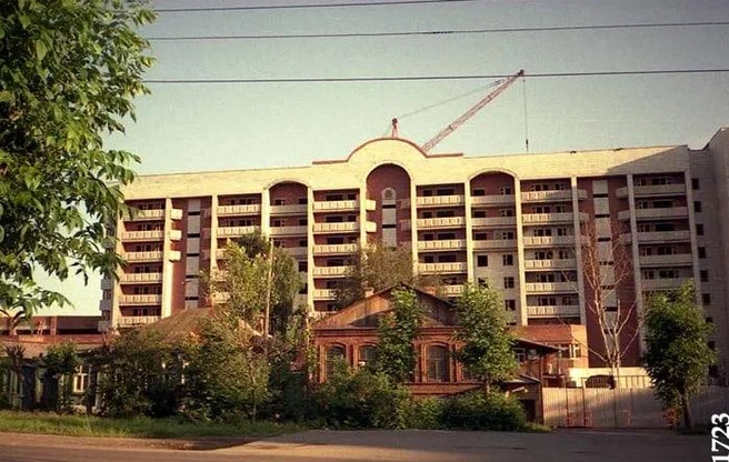 Часть дома на Татищева, 53. В начале 1990-х его еще строили | Источник: 1723.ru