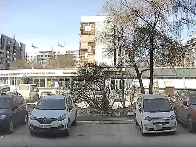 На записи видно, как школьник подъезжает к сидящей на лавочке женщине и наносит удар самокатом | Источник: «Щ, Академ и окрестности» / «ВКонтакте»