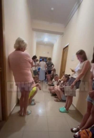 В отелях люди пережидали атаку в коридорах, холле или на паркинге. Других укрытий нет.  | Источник: sochi_online / T.me