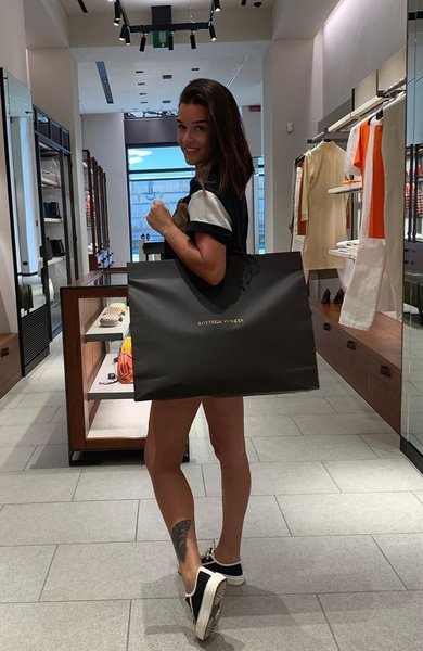«Моя любовь в этом году»: Ксения Бородина потратила более 200 тысяч рублей на новые сумку и туфли Bottega Veneta