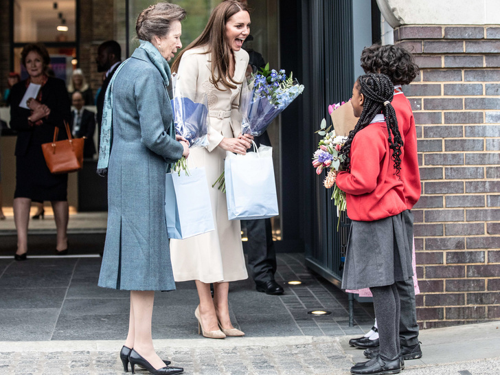 Кто моднее: Кейт Миддлтон и принцесса Анна впервые в истории пошли на работу вместе