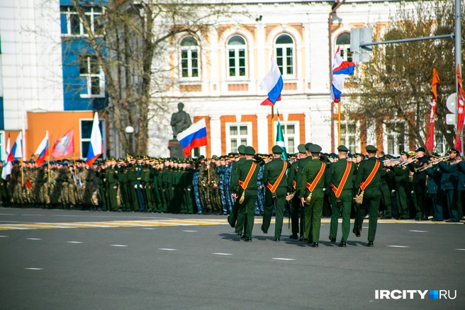 В этом году участникам репетиции парада повезло с погодой: в 2024-м во время репетиции шел ледяной дождь и дул пронизывающий ветер | Источник: Ксения Филимонова / «ИрСити»