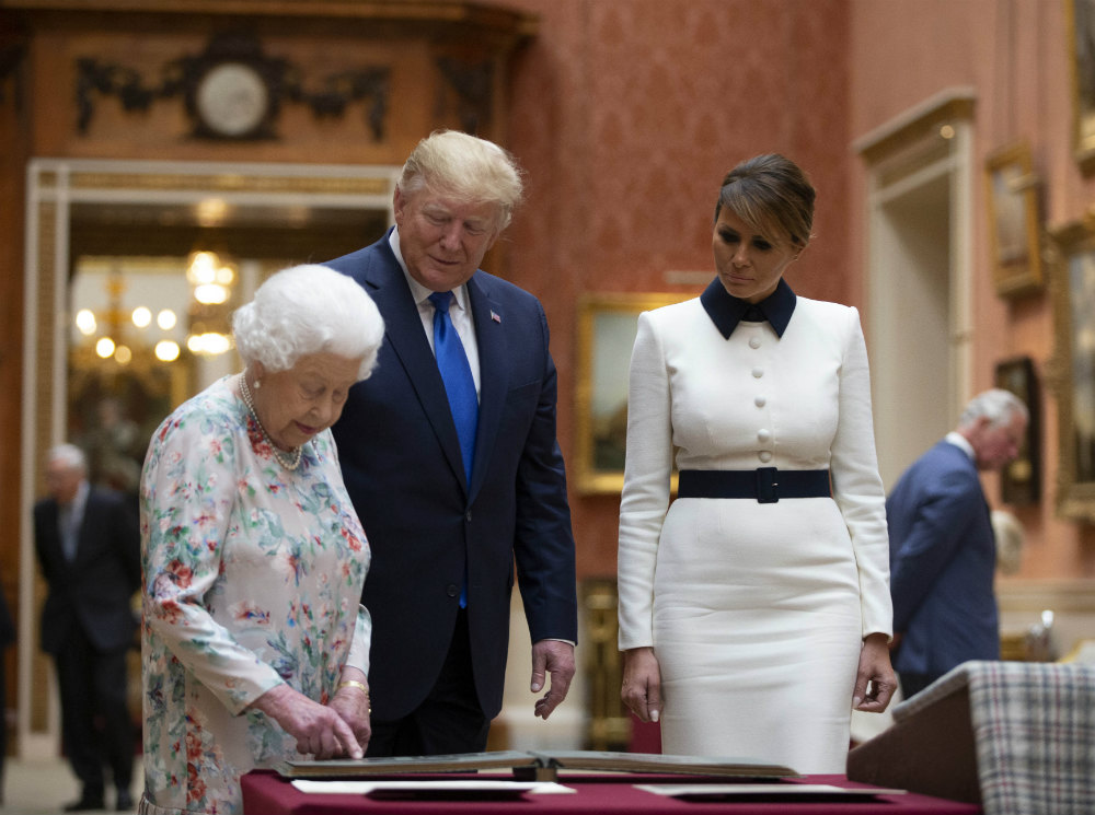 Елизавета II, Дональд и Мелания Трамп рассматривают американские реликвии Букингемского дворца, 3 июня 2019 | marieclaire.ru