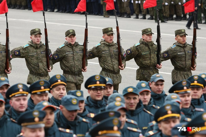 Все отобранные участники учатся слаженно двигаться по плацу  | Источник: Наталья Лапцевич