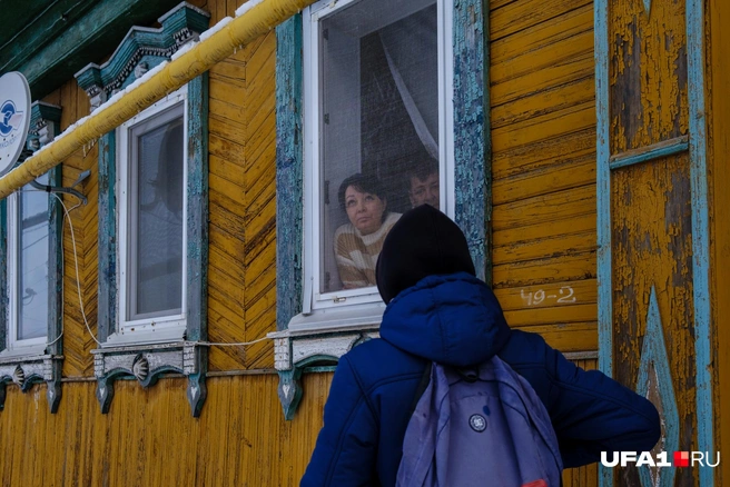 Не во всех домах пластиковые окна&nbsp;— некоторые до сих пор стоят с деревянными рамами | Источник: Булат Салихов / UFA1.RU