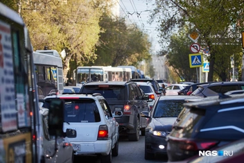 Улицы города окрасились в красный цвет | Источник: Александр Ощепков / NGS.RU