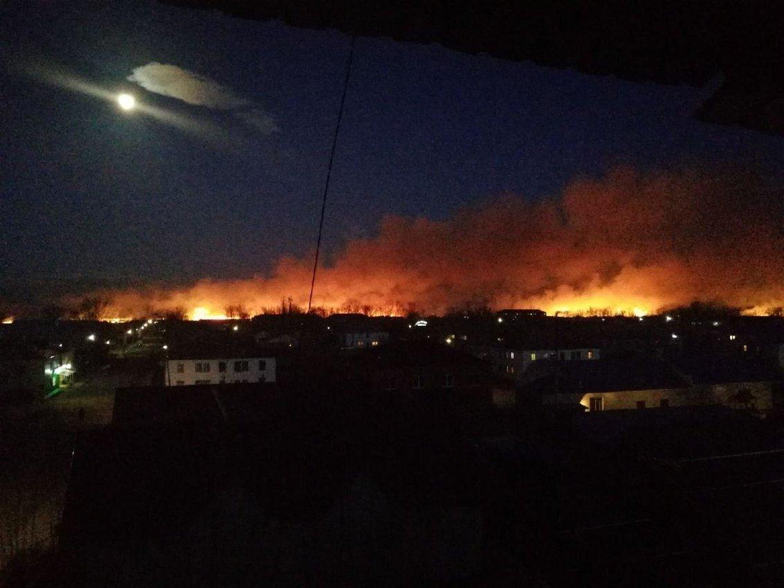 Погода в поселке зарево. Зарево пожара. Зарево от пожара в небе. Зарево огня. Зарево от города.