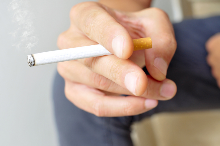 Дети курящих отцов чаще страдают астмой