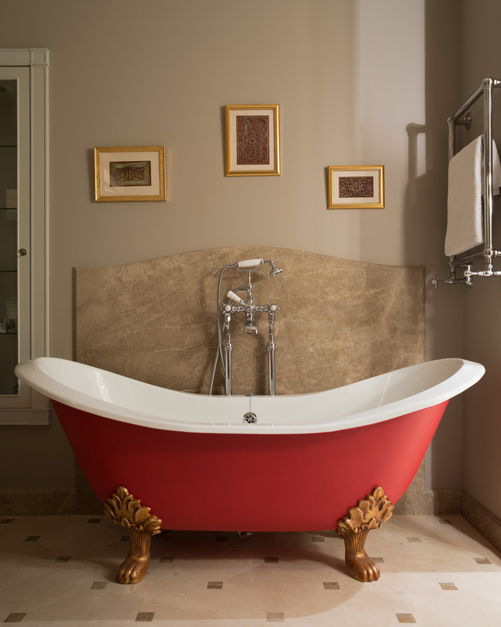 Ванная комната. Ванна Sheraton, Imperial Bathrooms. Фартук из мрамора Monaco Brown, компания «Новый камень».