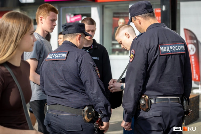 Патрульные стараются препятствовать распитию алкоголя в центре города | Источник: Владислав Лоншаков / E1.RU