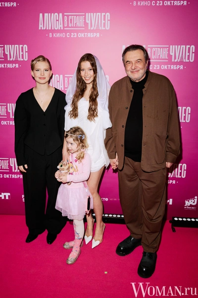 Анна Пересильд с отцом Алексеем Учителем и сестрами