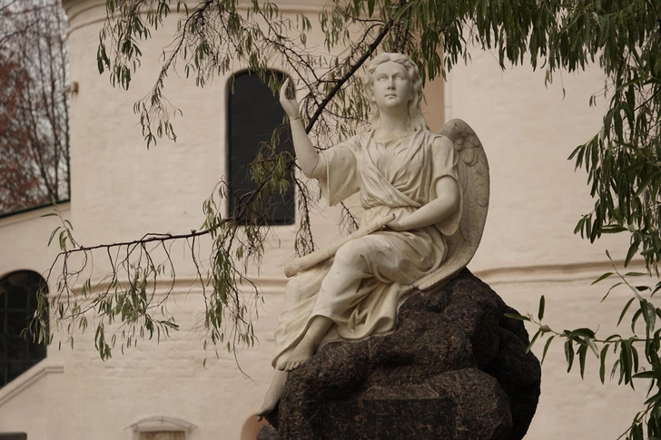 Загадочные склепы, ангелы и плакальщицы: 3 самых красивых кладбища Москвы
