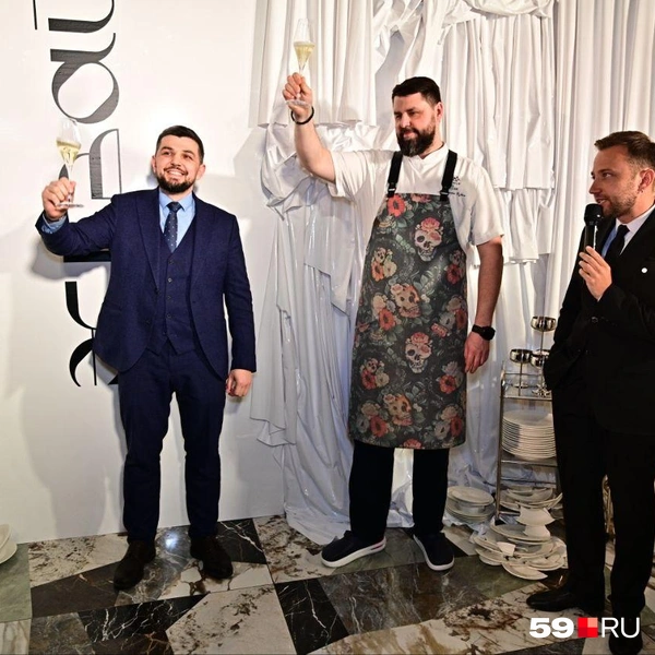 Александр Ежов (в центре) поднял бокал за новое имя для ресторана | Источник: Василина Любимова / 59.RU
