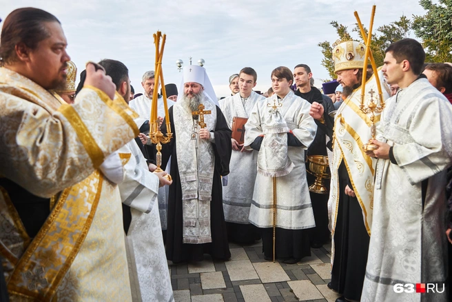 Владыка Феодосий помолился вместе с горожанами около Часовни | Источник: Роман Данилкин / 63.RU