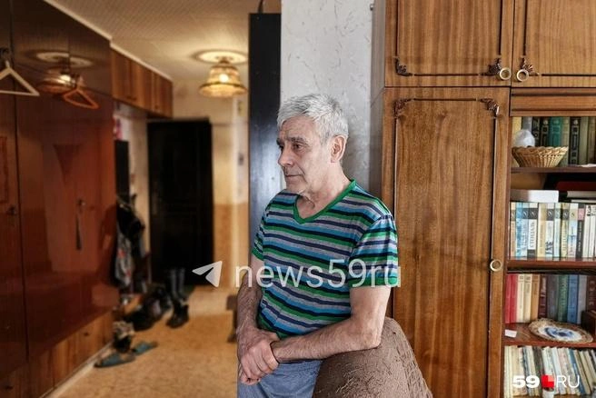 Александр не мог сдержать слез, когда рассказывал об убитой жене | Источник: Василина Любимова / 59.RU
