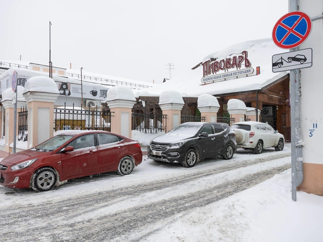 На Революционном проезде три автомобиля стоят под запрещающим знаком. | Источник: Артем Бауман / 76.RU