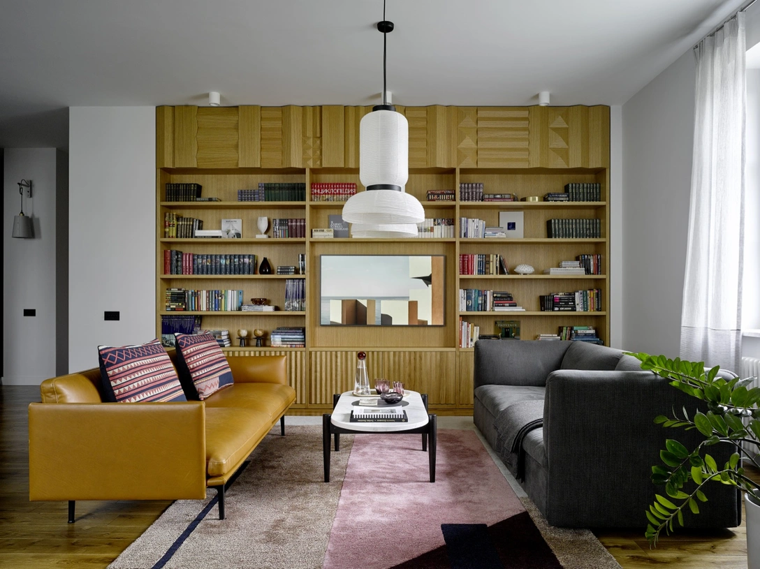 Гостиная. Диван слева, Muuto. Подушки, Pottery Barn. Диван справа, Fogia. Стеллаж и журнальный столик изготовлены по эскизам дизайнеров мебельной фабрикой Ariyana. Телевизор The Frame, Samsung. Ковер, Please Wait to be Seated. Подвесные светильники Formakami, дизайн Хайме Айона, &Tradition. Шторы, Zimmer & Rohde. | Источник: СЕРГЕЙ АНАНЬЕВ. Стиль: НАТАЛЬЯ ОНУФРЕЙЧУК