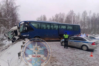 Автобус птицефабрики и КАМАЗ столкнулись в Ленобласти