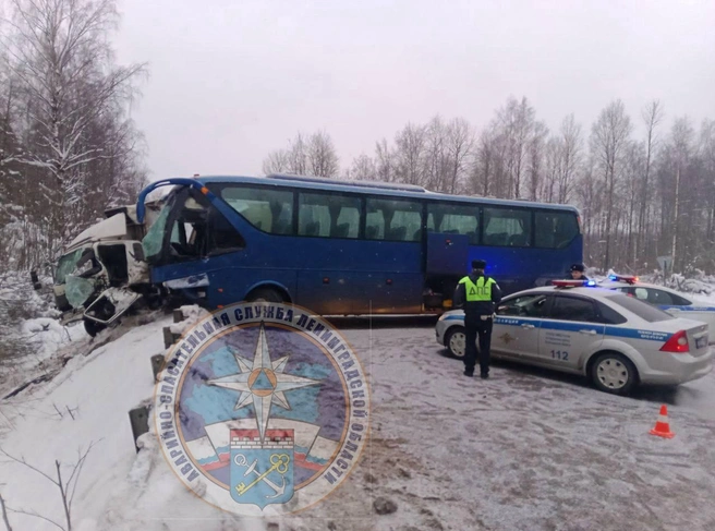 Автобус птицефабрики столкнулся с КАМАЗом в Ленобласти. В грузовике заблокировало водителя | Источник: Аварийно-спасательная служба ЛО