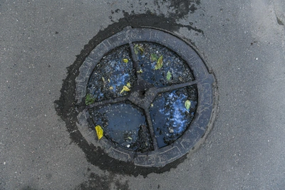 Машина перекрыла доступ к люку: жильцы Волгограда без воды