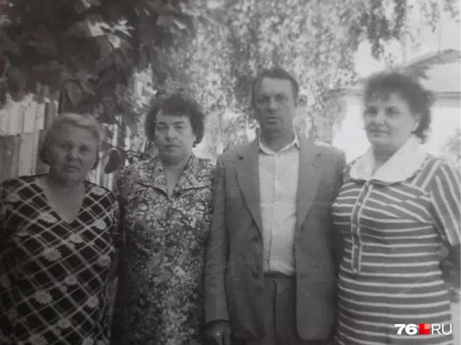 Подросшие дети семейства в 1966 году у родного дома в селе Великом. Слева направо: Ольга, Зоя, Борис и Валентина. Из всех на данный момент в живых осталась только Валентина Дмитриевна | Источник: племянница Валентины Татьяна