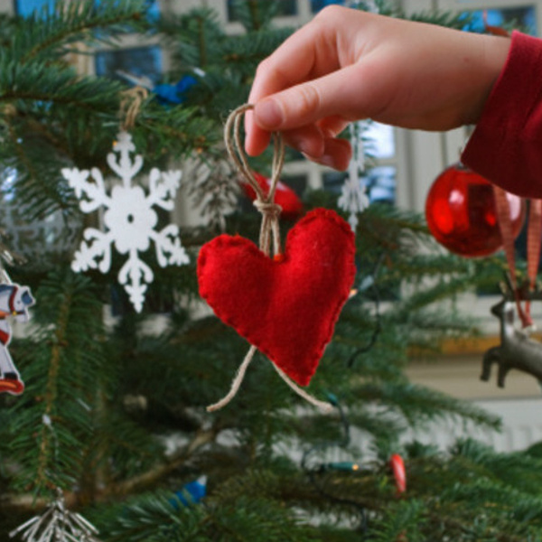 Новогодние игрушки из эпоксидной смолы своими руками: красивые поделки для новогодних подарков