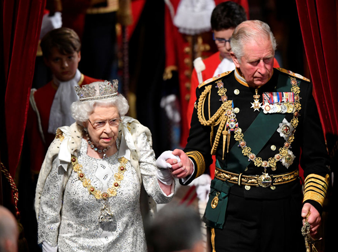 Почему Елизавета II не надела корону Британской империи на открытии парламента