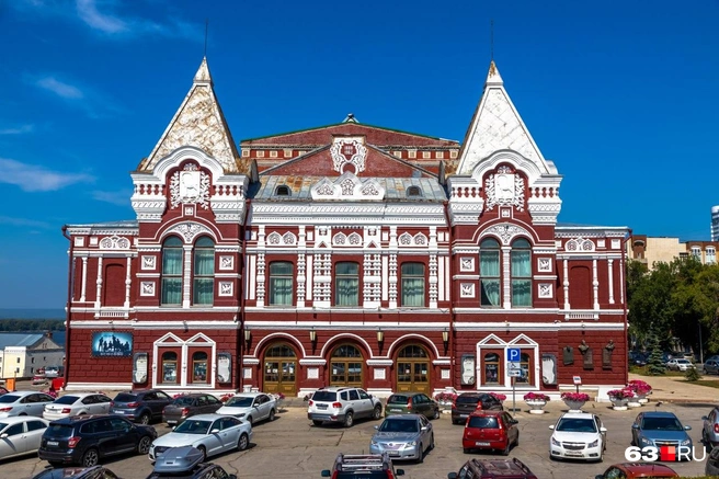 Мы уже показывали эскизы реставрации драмтеатра. Согласно проекту, здание будет стилизовано под знаменитый московский Собор Василия Блаженного. Нейросеть сохранила оригинальную цветовую гамму отделки театра без изменений. | Источник: Роман Данилкин / 63.RU