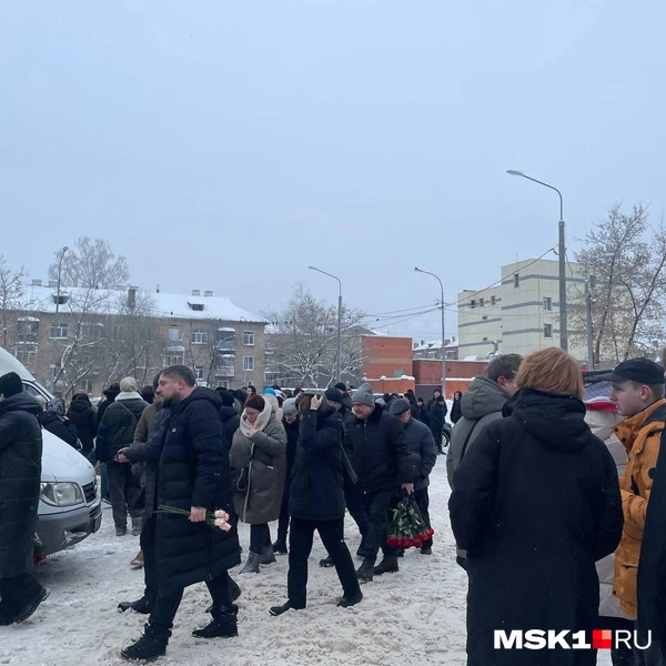 Один за другим люди проходили в здание морга, чтобы проститься с зарезанным парнем | Источник: Вера Борисова / MSK1.RU