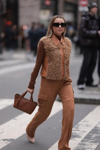 Меховые жилетки снова в тренде, но не те, что мы любили в нулевых Меховые жилетки снова в тренде, но не те, что мы любили в нулевых