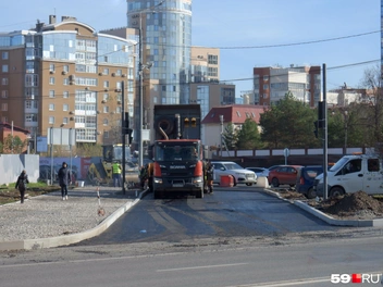 Новый проезд примыкает к выделенной полосе для автобусов на улице Попова | Источник: Кирилл Хафизов / 59.RU