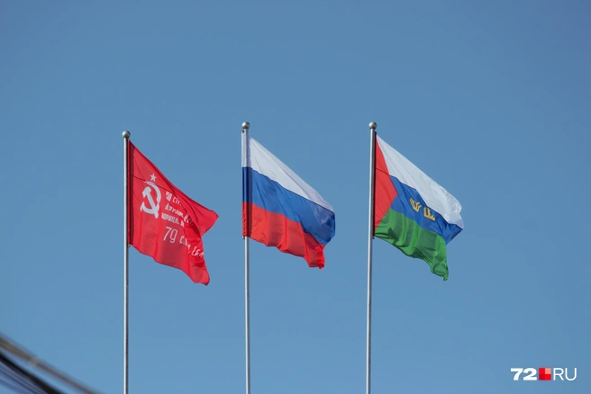 Над областной думой подняли флаги России, региона и копию Знамени Победы | Источник: Павел Красоткин / 72.RU